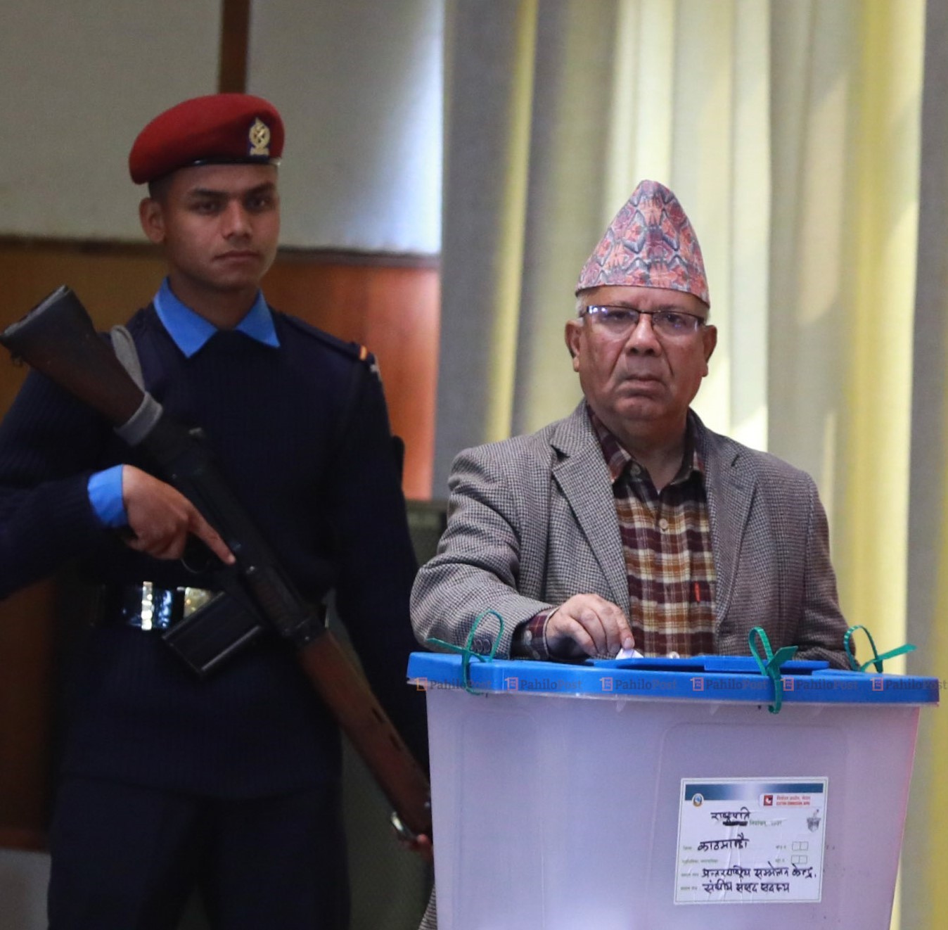  राष्ट्रपति निर्वाचनमा अध्यक्ष नेपालद्वारा मतदान  