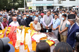  स्वर्गीय गिरीप्रति अध्यक्ष नेपालद्वारा श्रद्धाञ्जली व्यक्त