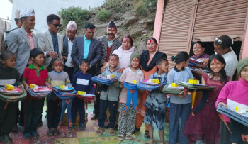 एकीकृत समाजवादी कालिकोटद्वारा बालबालिकालाई स्टेशनरी सामग्री प्रदान
