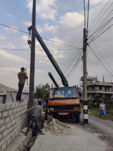 युवा नेता भुजेलको पहलमा हट्यो पोखराका बिच सडकको पोल