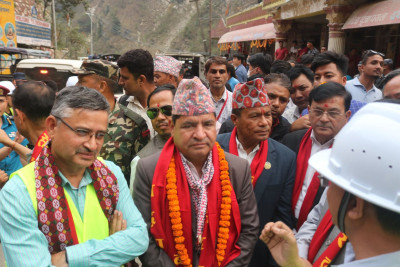  भौतिक मन्त्रीद्वारा सिद्धबाबा सुरुङमार्गको  निरीक्षण, समयमसिमा भित्र काम गर्न निर्देशन