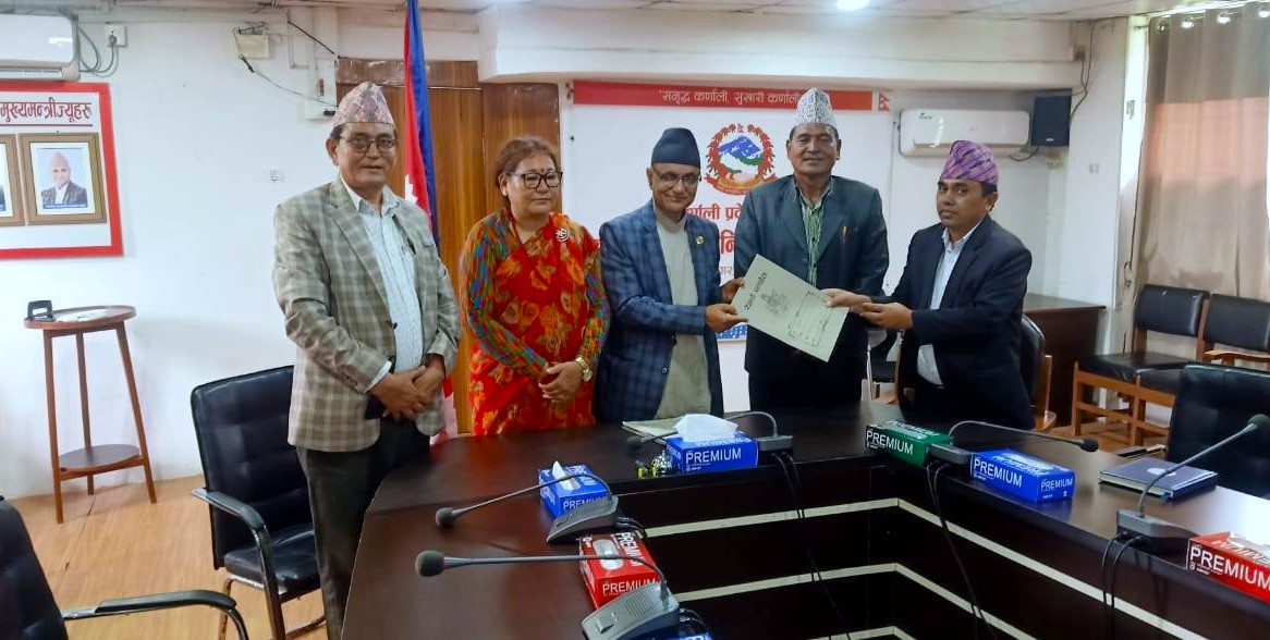 कर्णाली प्रदेश कमिटीले बुझायो मुख्यमन्त्री कँडेललाई स्मरण पत्र